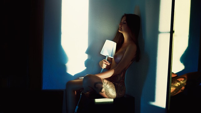 nahá dívka s lampou.jpg